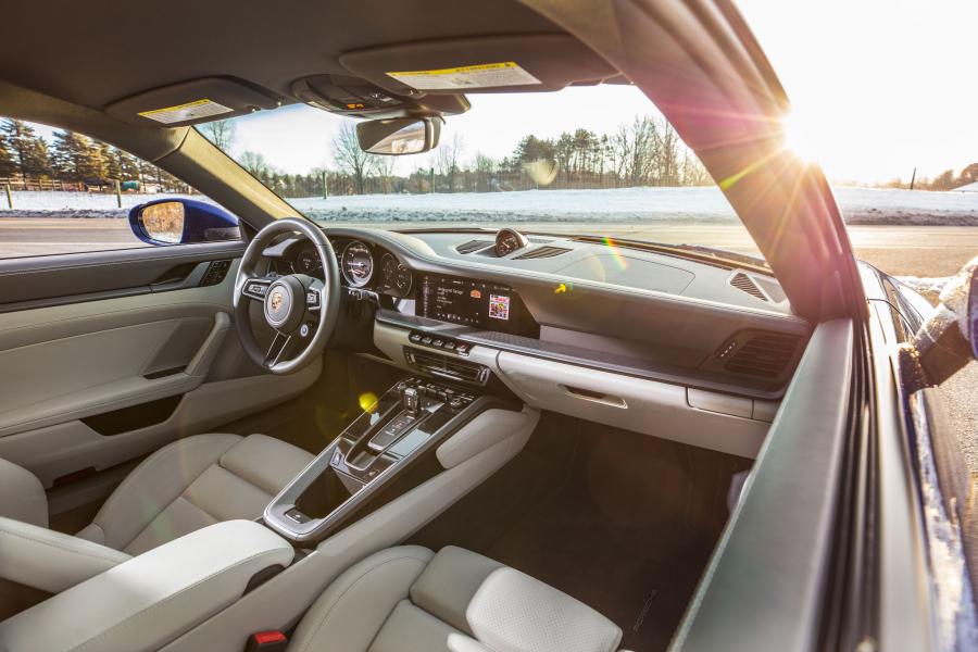 Интерьер Porsche 911 Carrera 4S (992) 2019 года  (NA) (фото 17 из 18)